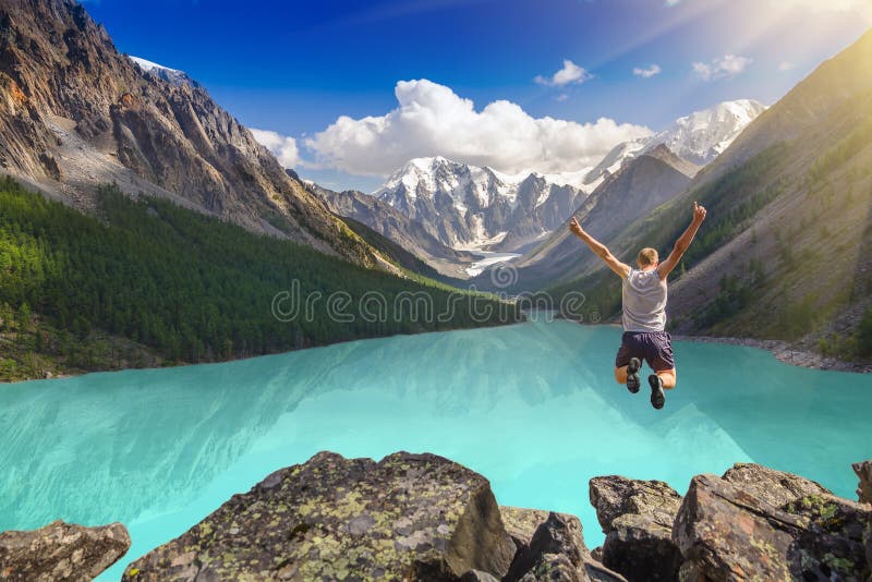 Красивый ландшафт горы с озером и скача человеком