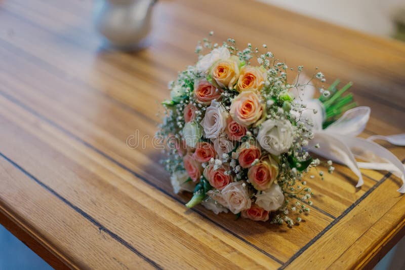 красивый букет свежих цветов на коричневом столе