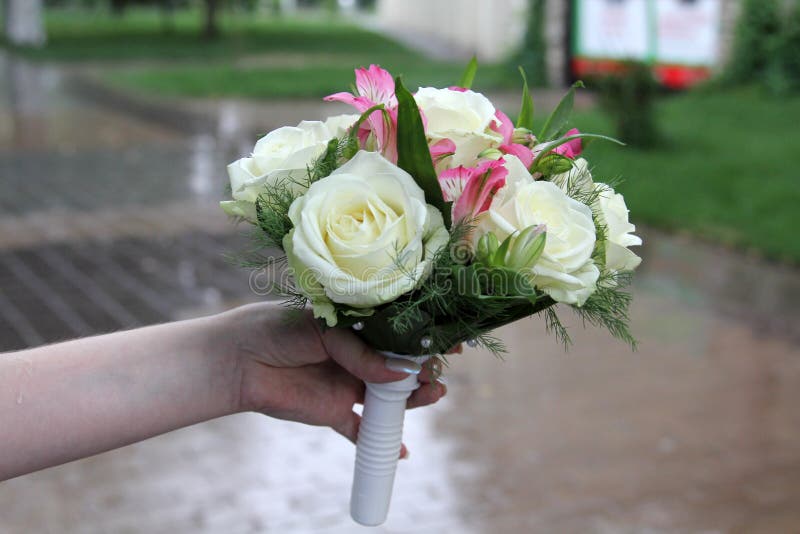 Красивый букет цветков для свадьбы в руках невесты стоковые изображения