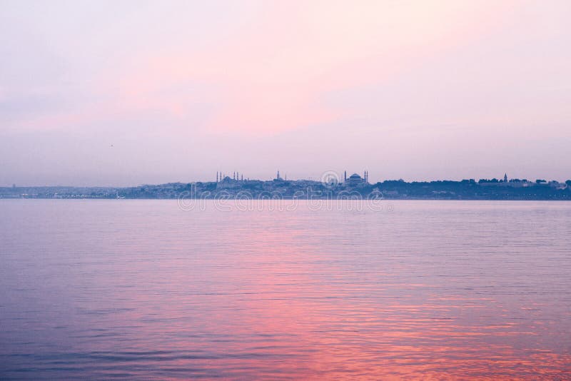 Красивый вид Bosphorus от Ист-Сайд Стамбула на восходе солнца индюк Перемещение, отдых, побережье стоковое фото rf Красивый вид Bosphorus от Ист-Сайд Стамбула на восходе солнца индюк Перемещение, отдых, побережье стоковое фото rf