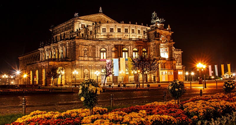Красивый вид лета ночи оперного театра оперы положения Saxon Sachsische Staatsoper Дрездена или Semperoper, Дрездена, Германии стоковое фото rf Красивый вид лета ночи оперного театра оперы положения Saxon Sachsische Staatsoper Дрездена или Semperoper, Дрездена, Германии стоковое фото rf