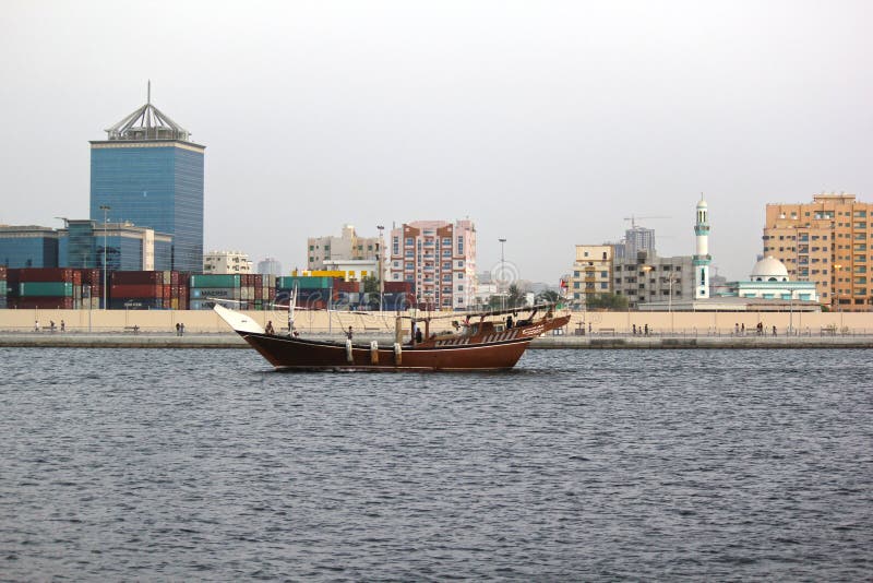 Красивый вид заводи Ajman в ДУБАЙ, ОАЭ 21-ого июля 2017 стоковые изображения