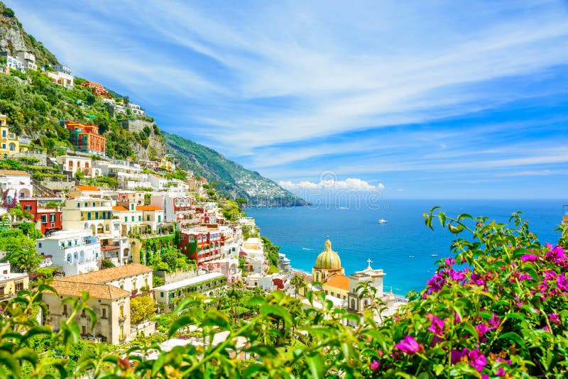 Красивый вид на Positano на побережье Амальфи с запачканными цветками на переднем плане стоковые изображения rf Красивый вид на Positano на побережье Амальфи с запачканными цветками на переднем плане стоковые изображения rf