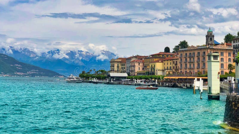 Красивый вид Bellagio, озера Como, Ломбардии, Италии Ландшафт озера Como Архитектура и ориентир в Bellagio стоковое фото Красивый вид Bellagio, озера Como, Ломбардии, Италии Ландшафт озера Como Архитектура и ориентир в Bellagio стоковое фото