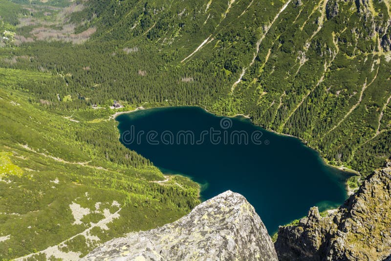 Красивый вид долины от пика монаха Mnich в польских горах Tatra стоковая фотография rf Красивый вид долины от пика монаха Mnich в польских горах Tatra стоковая фотография rf