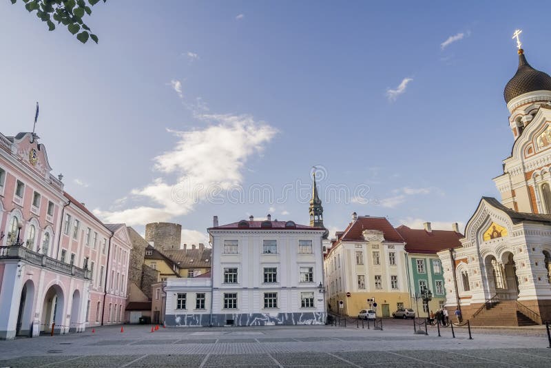 Красивый вид замка Toompea и собора Aleksander Nevski в старом городке Таллина, Эстонии стоковая фотография Красивый вид замка Toompea и собора Aleksander Nevski в старом городке Таллина, Эстонии стоковая фотография