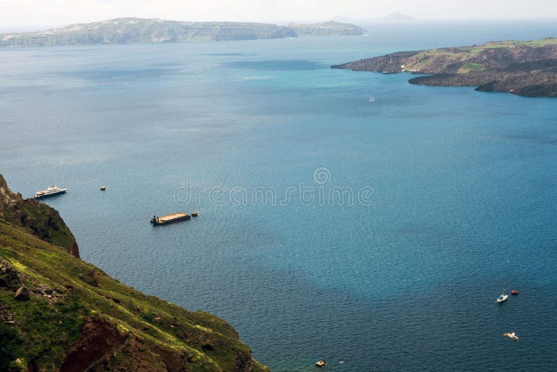 Красивый вид моря, корабля, вулкана на теплый солнечный день Фото от смотровой площадки греческого города Fira стоковое изображение rf Красивый вид моря, корабля, вулкана на теплый солнечный день Фото от смотровой площадки греческого города Fira стоковое изображение rf
