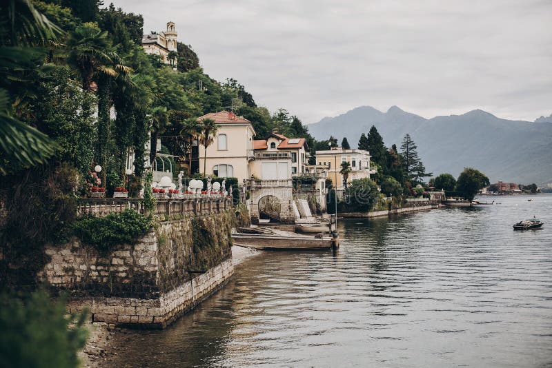 Красивый вид на старых зданиях и шлюпках на озере в городе Stresa, Италии Архитектура и берег на Lago Maggiore в солнечном дне да стоковая фотография