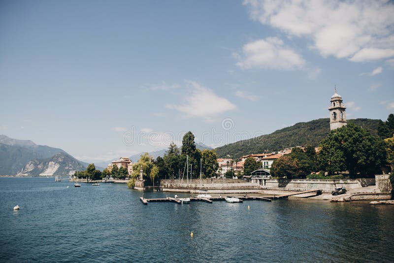 Красивый вид на старых зданиях и шлюпках на озере в городе Stresa, Италии Архитектура и берег на Lago Maggiore в солнечном дне да стоковые фото