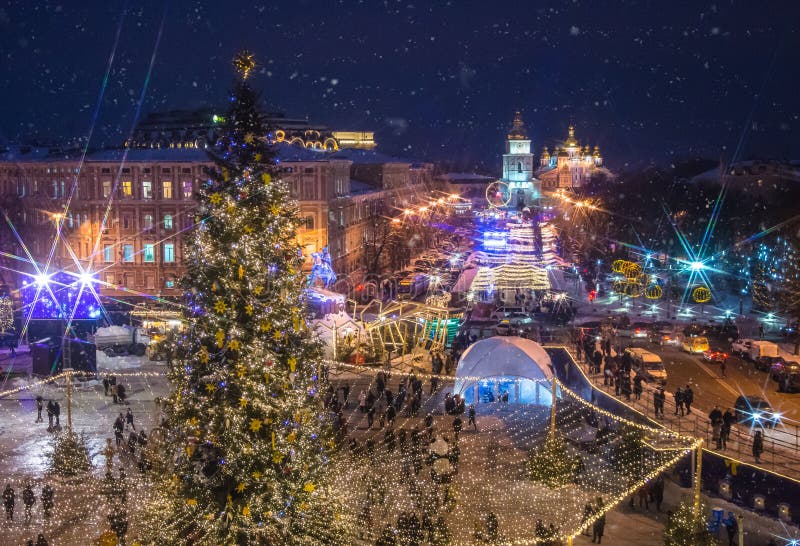 Красивый вид рождества на квадрате Sophia в Kyiv, Украине Главные дерево Нового Года ` s Kyiv и собор Sophia Святого на backgro стоковые изображения Красивый вид рождества на квадрате Sophia в Kyiv, Украине Главные дерево Нового Года ` s Kyiv и собор Sophia Святого на backgro стоковые изображения