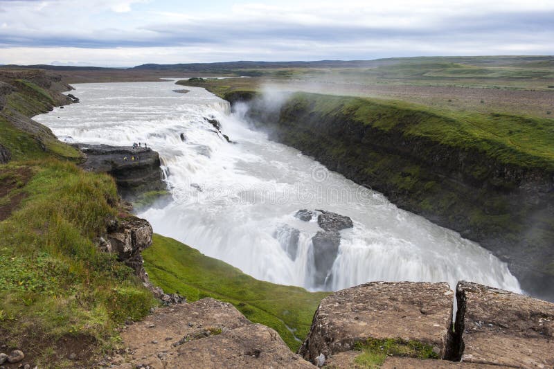 Красивый водопад на лете, Исландия Gullfoss стоковые фотографии rf Красивый водопад на лете, Исландия Gullfoss стоковые фотографии rf
