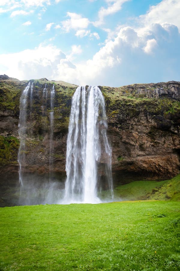 Красивый водопад Seljalandsfoss в Исландии стоковые фотографии rf Красивый водопад Seljalandsfoss в Исландии стоковые фотографии rf