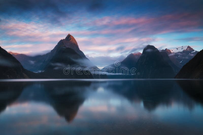 Красивый восход солнца в Milford Sound, Новой Зеландии Пик митры иконический ориентир Milford Sound в национальном парке Fiordlan стоковое изображение