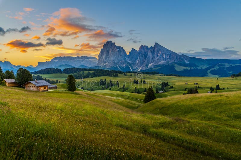 Красивый восход солнца на Alpe di siusi с горой в доломитах, Италией langkofel стоковое изображение rf Красивый восход солнца на Alpe di siusi с горой в доломитах, Италией langkofel стоковое изображение rf