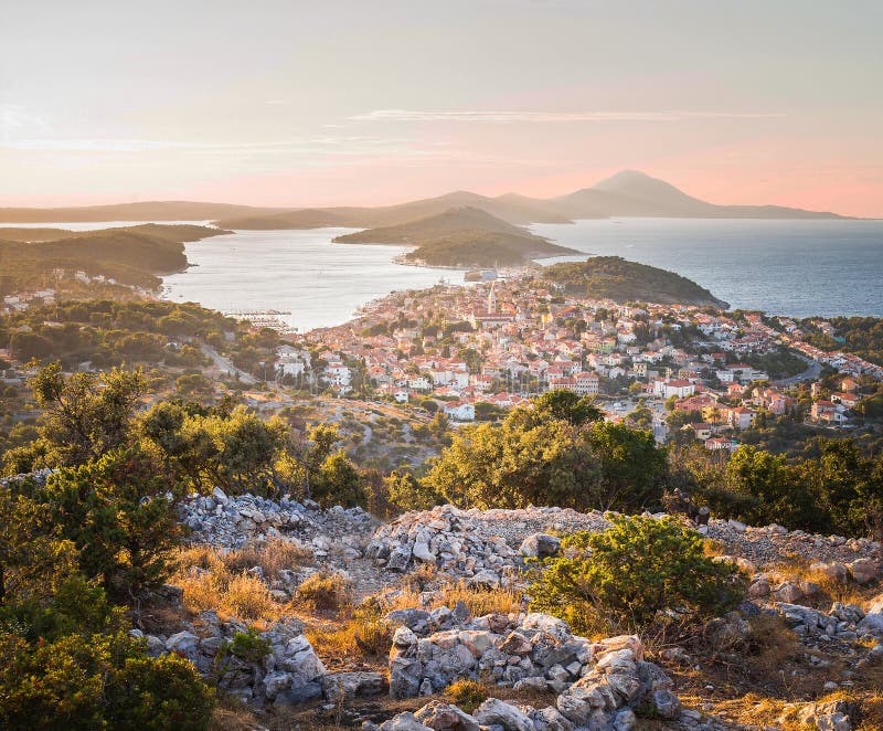 Красивый заход солнца над городом вызвал Мали Losinj стоковое изображение Красивый заход солнца над городом вызвал Мали Losinj стоковое изображение