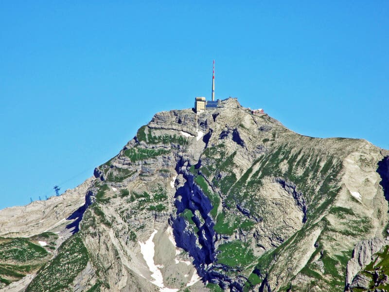 Красивый и доминантный высокогорный пик Säntis Santis или Saentis в горной цепи Alpstein стоковая фотография Красивый и доминантный высокогорный пик Säntis Santis или Saentis в горной цепи Alpstein стоковая фотография