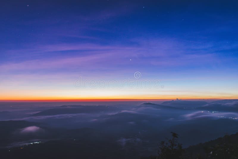 Красивый красочный восход солнца неба & горы на Phurua