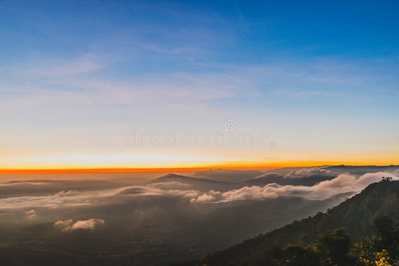 Красивый красочный восход солнца неба & горы на Phurua
