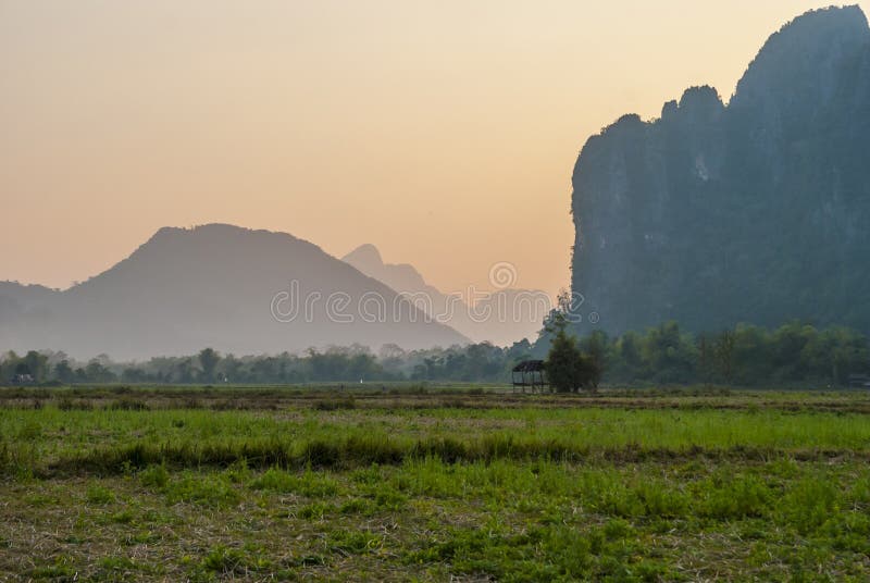 Красивый ландшафт в заходе солнца, Vang Vieng стоковые фотографии rf Красивый ландшафт в заходе солнца, Vang Vieng стоковые фотографии rf