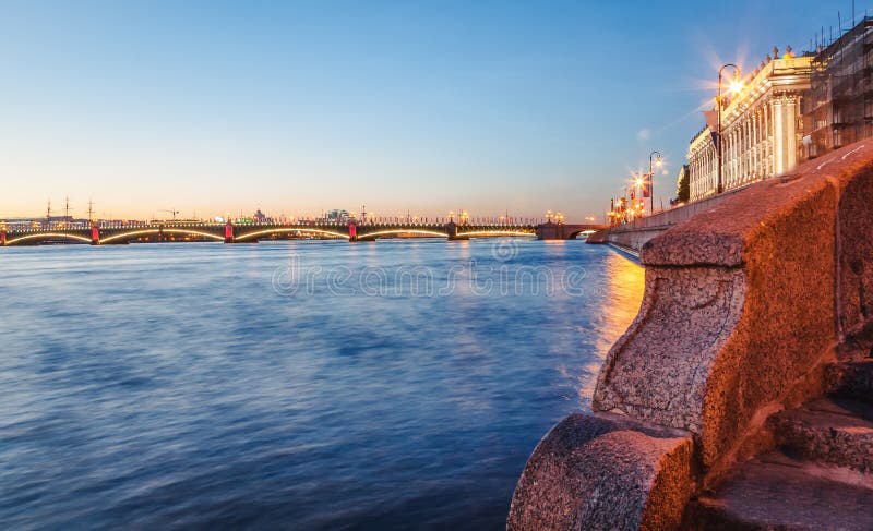 Красивый ландшафт ночи города, белые ночи в Санкт-Петербурге стоковые изображения rf