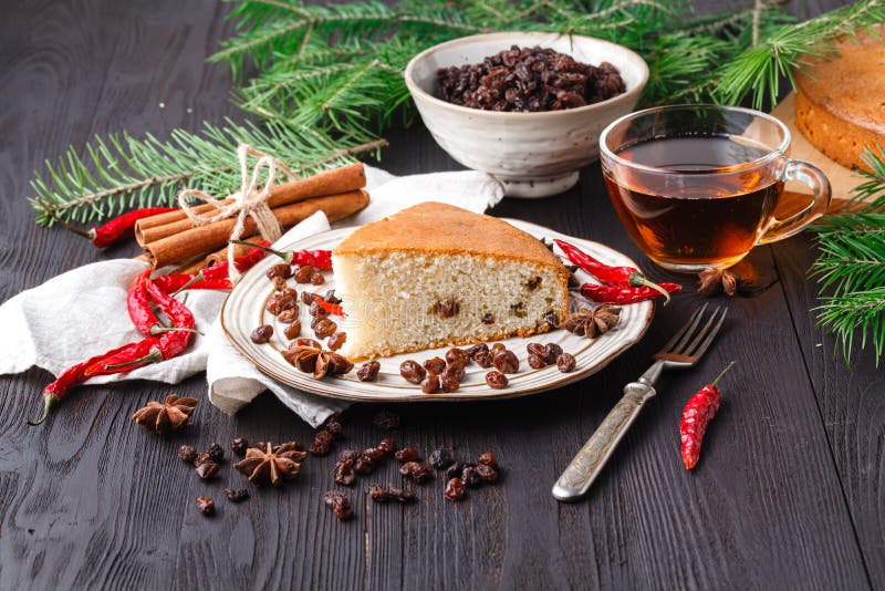 Красивый очень вкусный домодельный торт сухофрукта рождества на деревянном столе с украшать детали для праздновать праздничный се стоковое изображение Красивый очень вкусный домодельный торт сухофрукта рождества на деревянном столе с украшать детали для праздновать праздничный се стоковое изображение