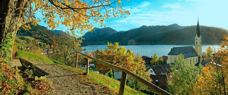 Красивый панорамный взгляд к деревне schliersee в осени стоковая фотография Красивый панорамный взгляд к деревне schliersee в осени стоковая фотография