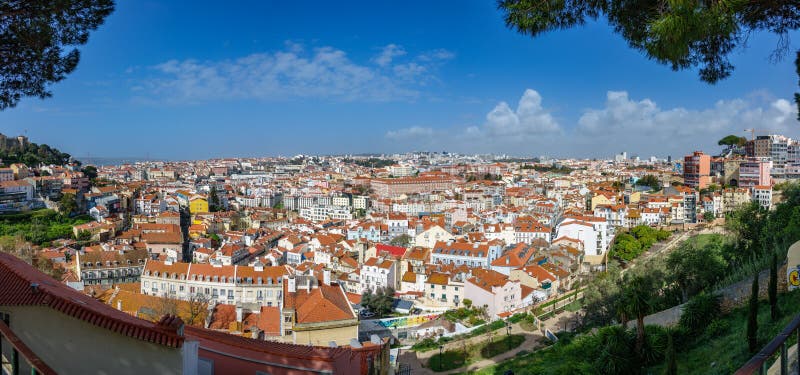 Красивый панорамный взгляд от miradouro точки зрения Grasa в Лиссабоне, Португалии стоковое фото Красивый панорамный взгляд от miradouro точки зрения Grasa в Лиссабоне, Португалии стоковое фото
