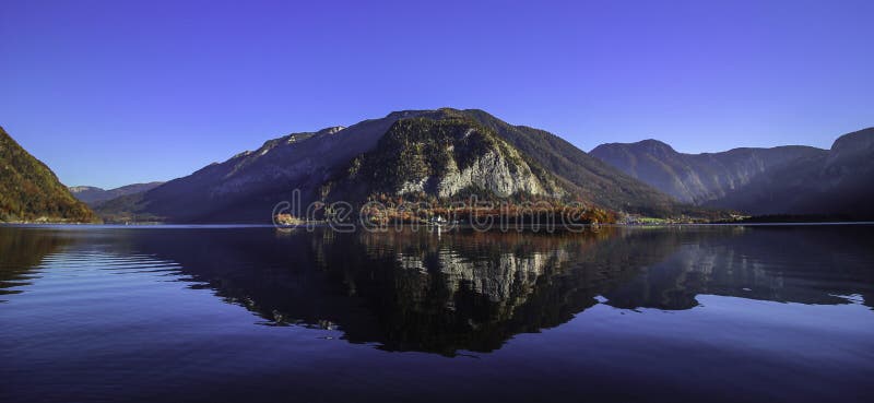 Красивый панорамный вид на озере Hallstatt в утре осени стоковое изображение rf Красивый панорамный вид на озере Hallstatt в утре осени стоковое изображение rf