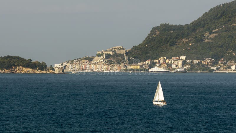Красивый парусник в заливе Ла Spezia между Lerici и Portovenere, Лигурией, Италией стоковые изображения Красивый парусник в заливе Ла Spezia между Lerici и Portovenere, Лигурией, Италией стоковые изображения