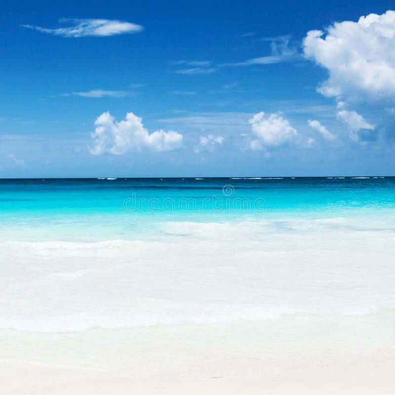 Красивый песочный среднеземноморской пляж на заходе солнца и следах ...