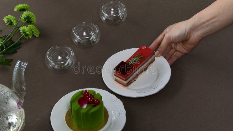 Красивый прозрачный чайник чайника с вкусным зеленым черным чаем с яблоком, с свечами и с десертом в стоковые изображения Красивый прозрачный чайник чайника с вкусным зеленым черным чаем с яблоком, с свечами и с десертом в стоковые изображения