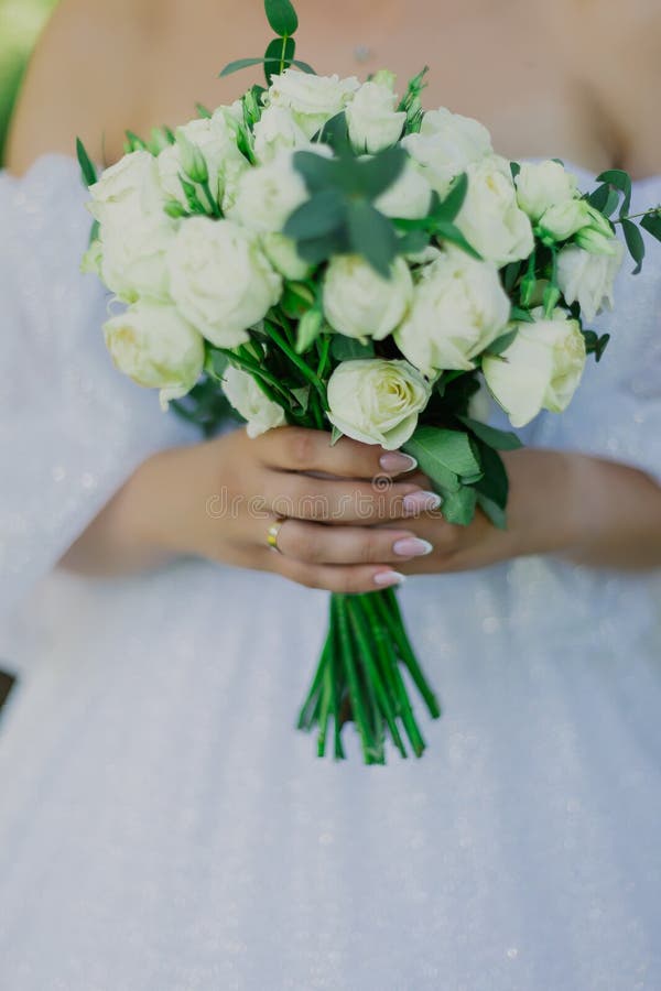 красивый свадебный букет в руках молодой невесты в день ее свадьбы