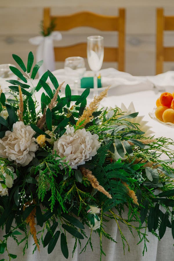 красивый свадебный декор свежих цветов на свадебном столе