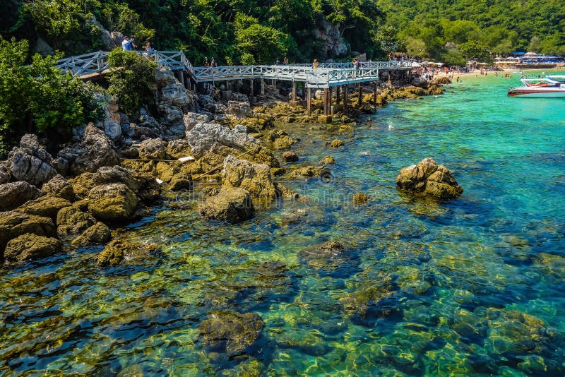 Красивый скалистый пляж побережья на острове Паттайя Таиланде lan Koh стоковое фото rf Красивый скалистый пляж побережья на острове Паттайя Таиланде lan Koh стоковое фото rf