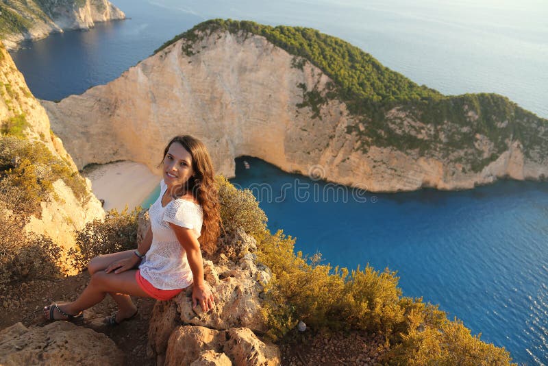 Красивый турист на пляже Navagio, острове Закинфа, Греции стоковое фото Красивый турист на пляже Navagio, острове Закинфа, Греции стоковое фото