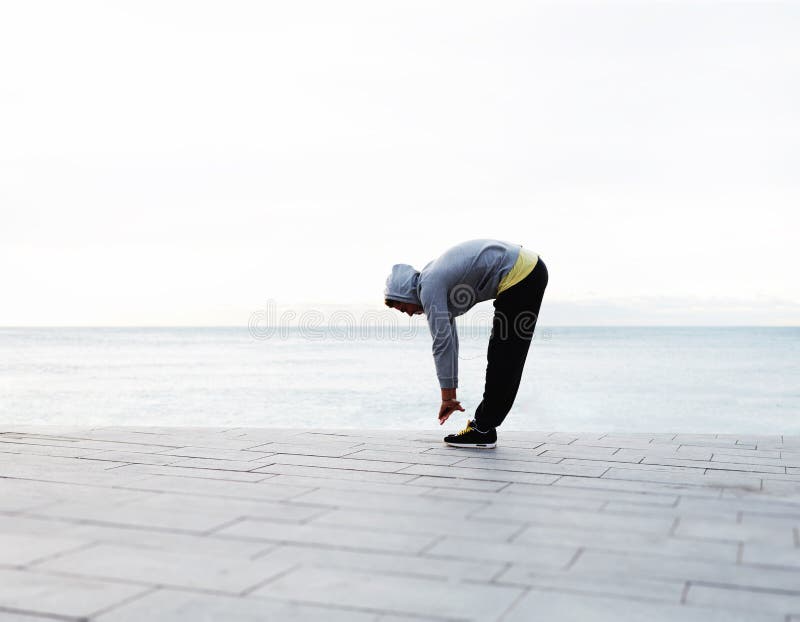 Красивый человек протягивая перед jogging стоковая фотография Красивый человек протягивая перед jogging стоковая фотография