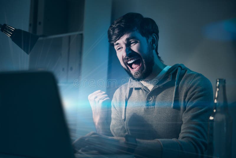 Красивый человек чувствуя счастливый после выигрывать игру стоковые фото Красивый человек чувствуя счастливый после выигрывать игру стоковые фото