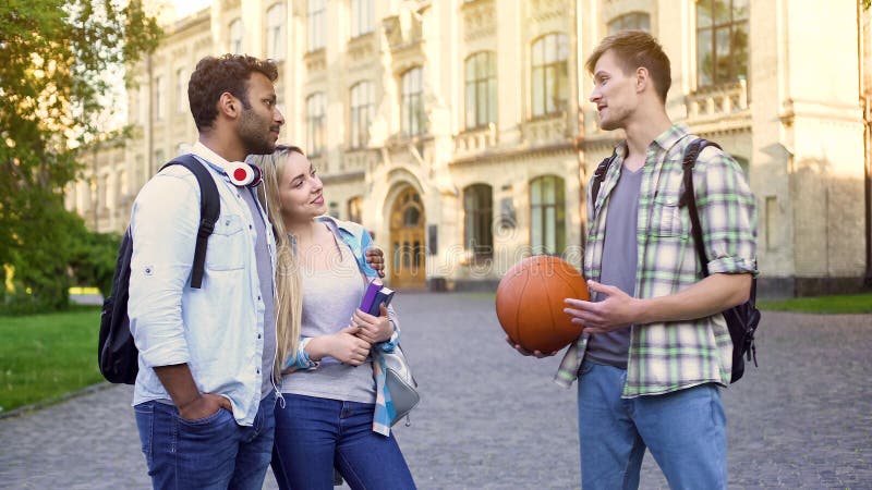 Красивый человек flirting при подруга лучшего друга, пробуя украсть женщину стоковое фото rf Красивый человек flirting при подруга лучшего друга, пробуя украсть женщину стоковое фото rf