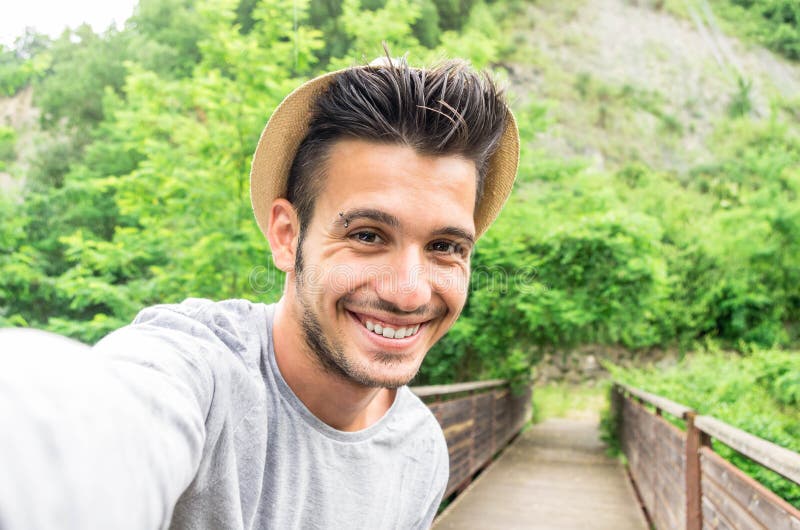 Красивый человек принимая selfie на каникулах в летнем времени стоковая фотография rf Красивый человек принимая selfie на каникулах в летнем времени стоковая фотография rf