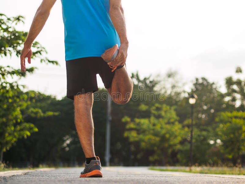 Красивый человек протягивает перед jogging Фитнес и образ жизни стоковые фотографии rf Красивый человек протягивает перед jogging Фитнес и образ жизни стоковые фотографии rf