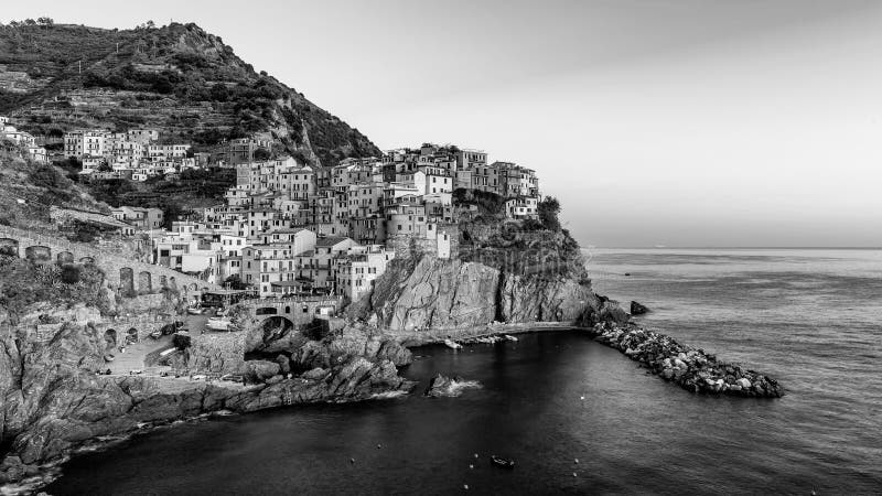 Красивый черно-белый взгляд деревни Manarola на заходе солнца, Cinque Terre, Лигурии, Италии стоковая фотография rf Красивый черно-белый взгляд деревни Manarola на заходе солнца, Cinque Terre, Лигурии, Италии стоковая фотография rf