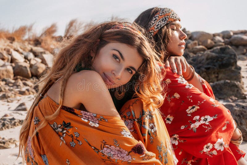2 красивых стильных модели boho outdoors стоковое фото rf 2 красивых стильных модели boho outdoors стоковое фото rf