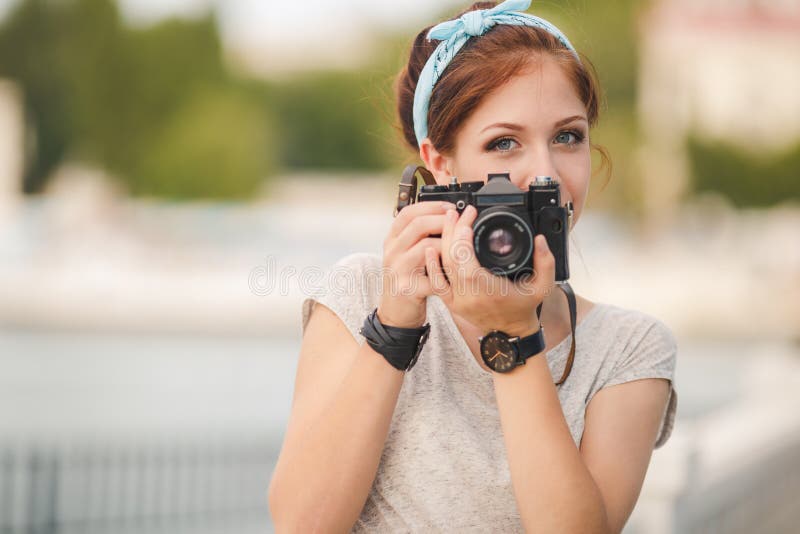красит женщину портрета фотографа мягкую молодым нежность поля глубины дротиков цветов отмелая стоковое изображение