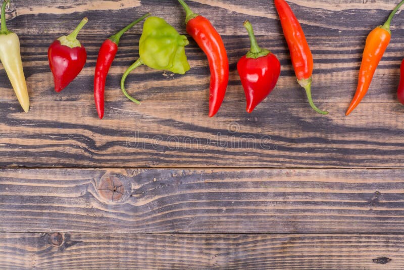 Красная и зеленая предпосылка перца chili стоковая фотография rf Красная и зеленая предпосылка перца chili стоковая фотография rf