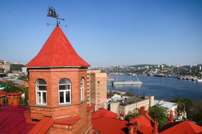 Красная крыша кирпичного здания, порта Владивостока, панорамы Zoloto стоковое фото rf Красная крыша кирпичного здания, порта Владивостока, панорамы Zoloto стоковое фото rf