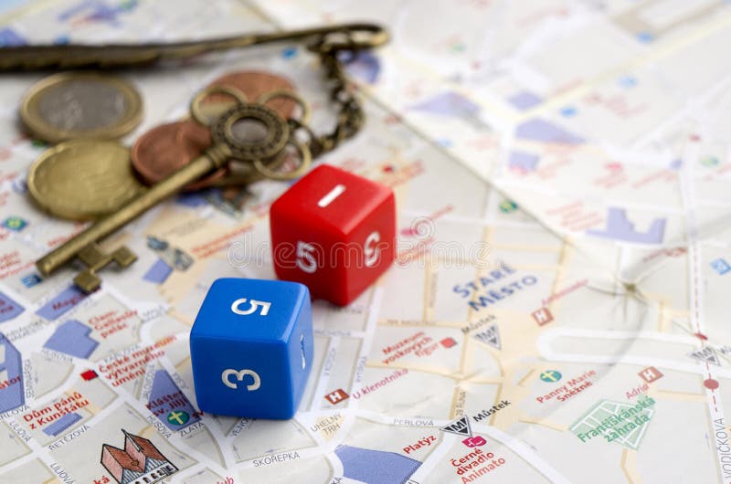Краснодар, Россия, 6-ое февраля 2019: Dices, декоративный ключ, и деньги на картах Праги стоковые фото Краснодар, Россия, 6-ое февраля 2019: Dices, декоративный ключ, и деньги на картах Праги стоковые фото
