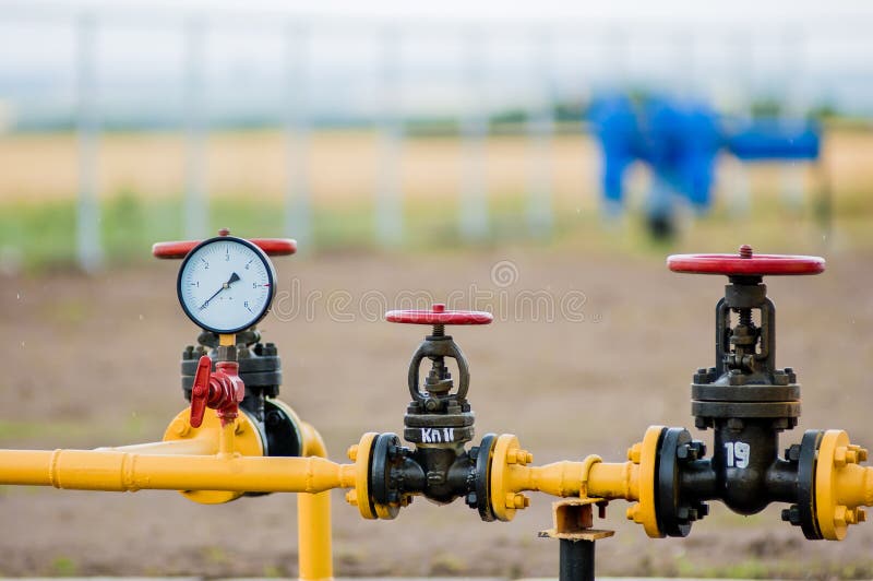 Красные faucets с стальной трубой в заводе по обработке природного газа стоковая фотография rf Красные faucets с стальной трубой в заводе по обработке природного газа стоковая фотография rf