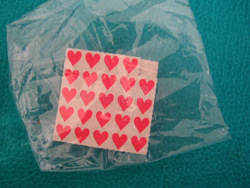 Красные бумажки сердца lsd наркотики мелкий отпечаток искусства в сигаретной жучке стоковое изображение rf Красные бумажки сердца lsd наркотики мелкий отпечаток искусства в сигаретной жучке стоковое изображение rf