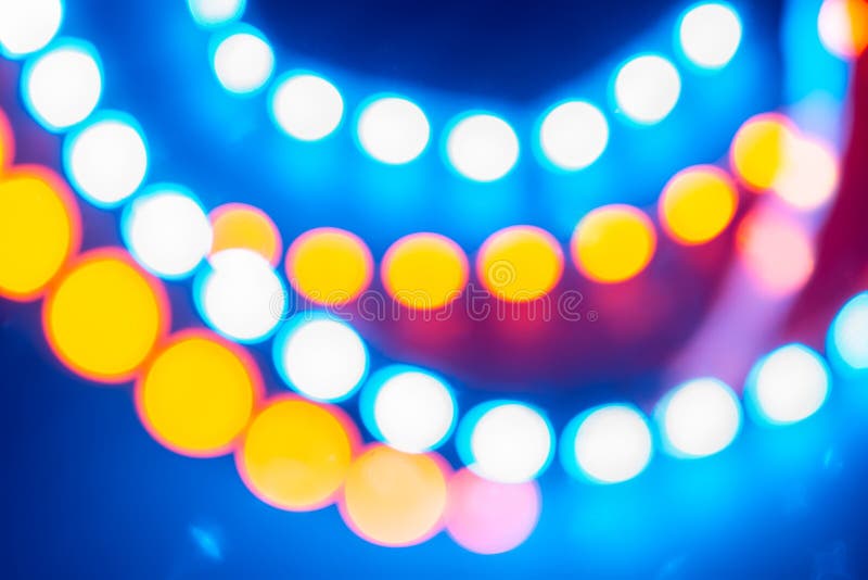 Красные голубые желтые неоновые гирлянды светов bokeh Праздничная предпосылка ретро цветов стоковые изображения Красные голубые желтые неоновые гирлянды светов bokeh Праздничная предпосылка ретро цветов стоковые изображения