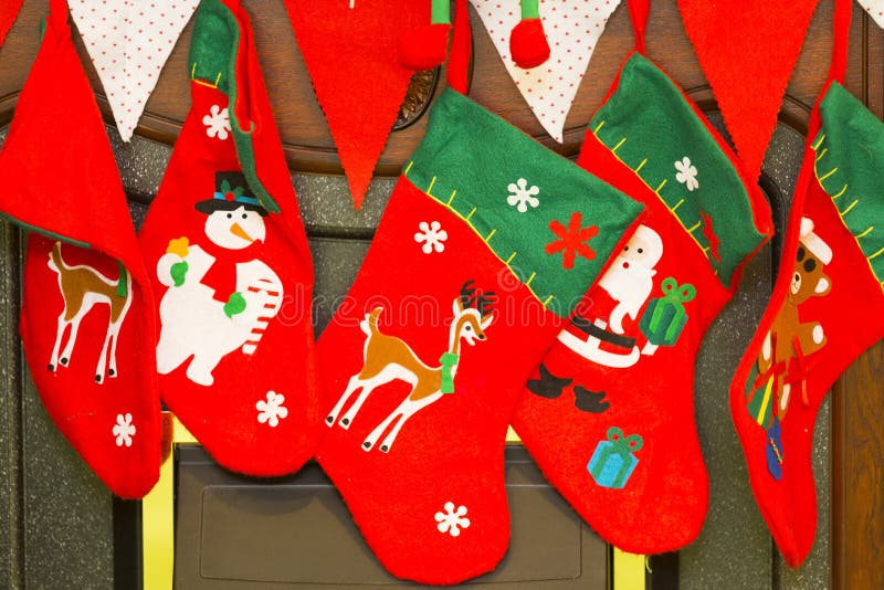 Красные и зеленые чулки рождества с снеговиком, santa и оленями стоковые изображения Красные и зеленые чулки рождества с снеговиком, santa и оленями стоковые изображения